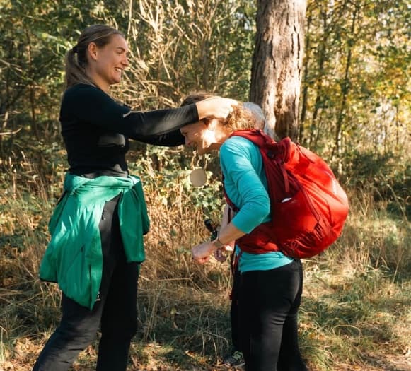 Et billede af en der får sin medalje på